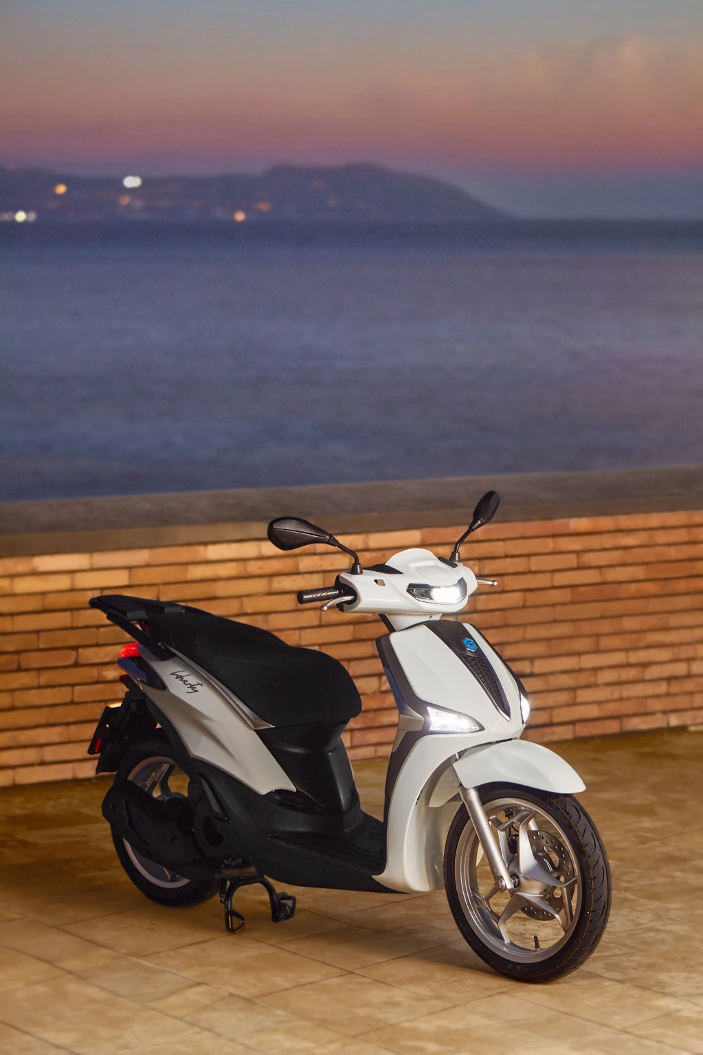 Piaggio Liberty 50 MY 2025 Weiss Luna vorne rechts Lifestyle